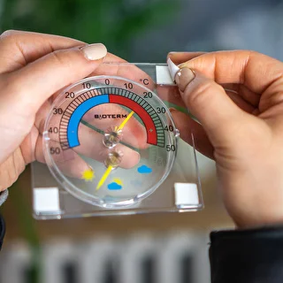 Universālais termometrs ar higrometru, caurspīdīgs, pašlīmējošs (-50°C līdz +50°C) – photo 6