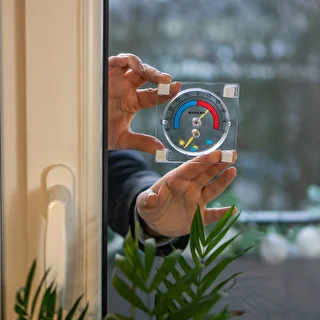 Universālais termometrs ar higrometru, caurspīdīgs, pašlīmējošs (-50°C līdz +50°C) – photo 4