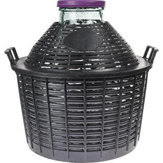 Vīna damadžāns 25 L ar platu kakliņu plastmasas grozā.