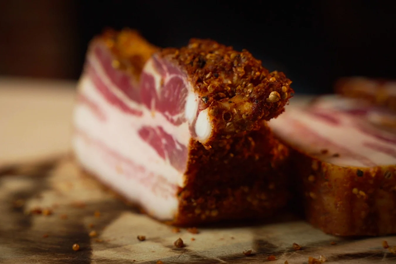 Kūpināta cūkgaļas krūtiņa pastrami stilā