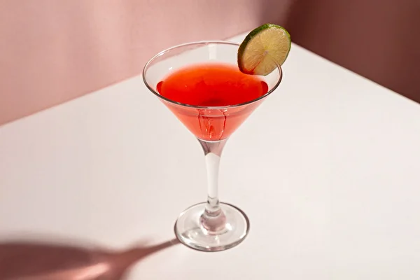 Cosmopolitan - pārlaicīgs kokteilis mājas izpildījumā
