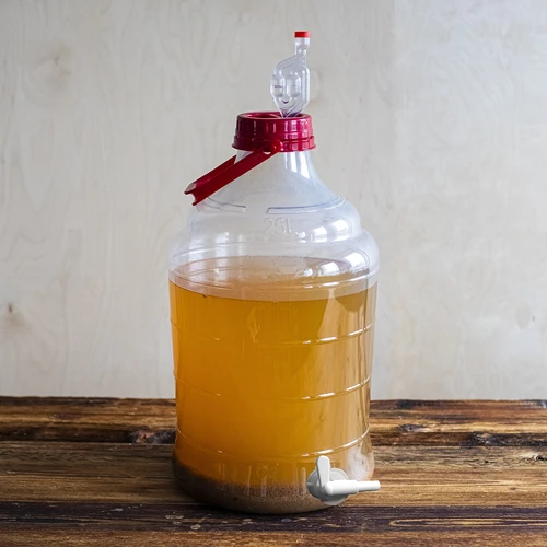 15 L damadžāna ar rokturi un krāniņu - 16