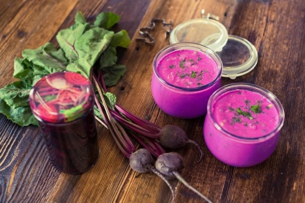 Aukstā zupa ar skābētu biešu uzlējumu