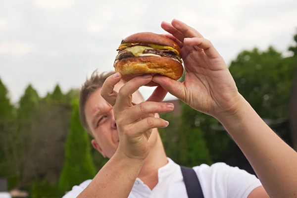 Burgers ar banānu kečupu, bekonu un viskija majonēzi