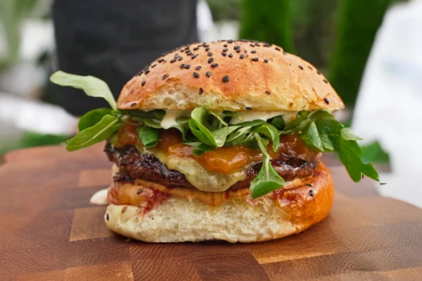 Burgers ar persiku ievārījumu – izmēģini šo kombināciju