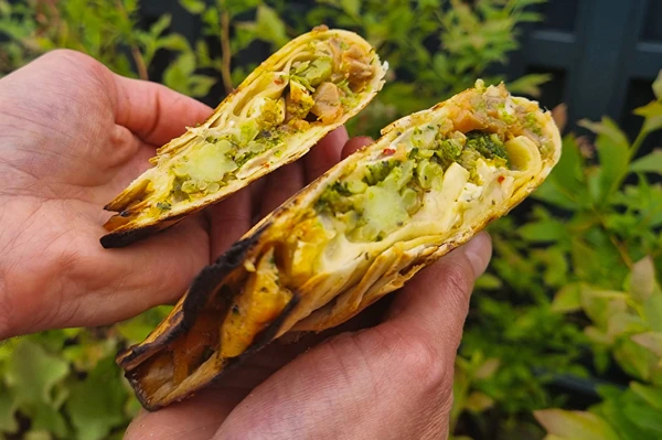 Grilētas tortiljas ar kūpinātu lasi un brokoļiem