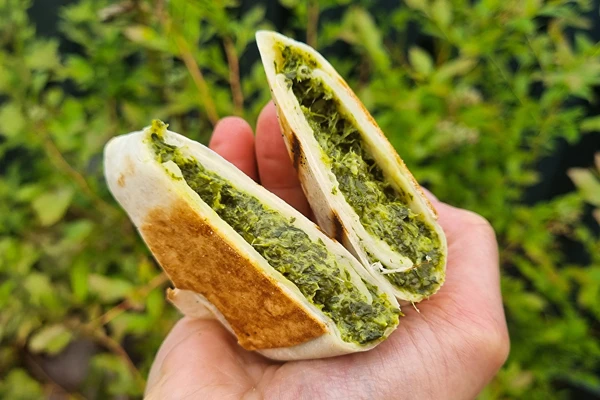 Grilētas tortiljas ar spinātiem un fetas sieru