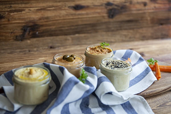 Humuss dažādās garšas versijās