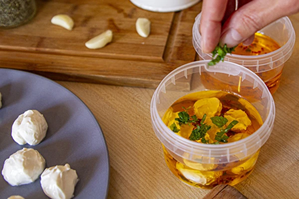 Jogurta bumbiņas olīveļļā ar garšvielām