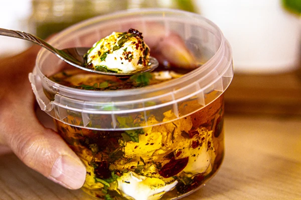 Jogurta bumbiņas olīveļļā ar garšvielām