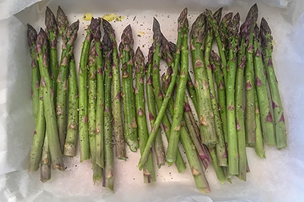 Kā pagatavot zaļos sparģeļus?