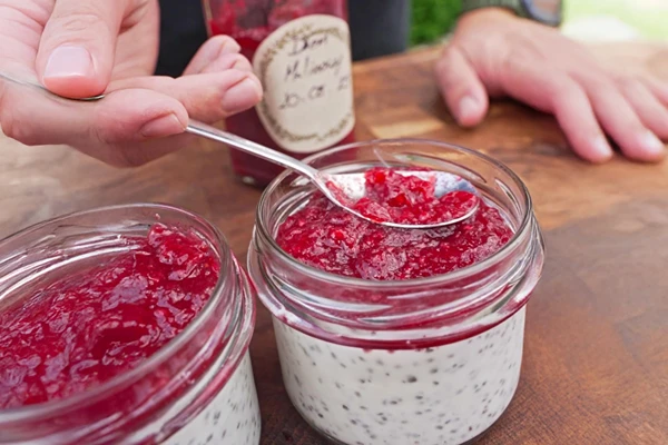 Kokosriekstu čia pudiņš ar aveņu ievārījumu