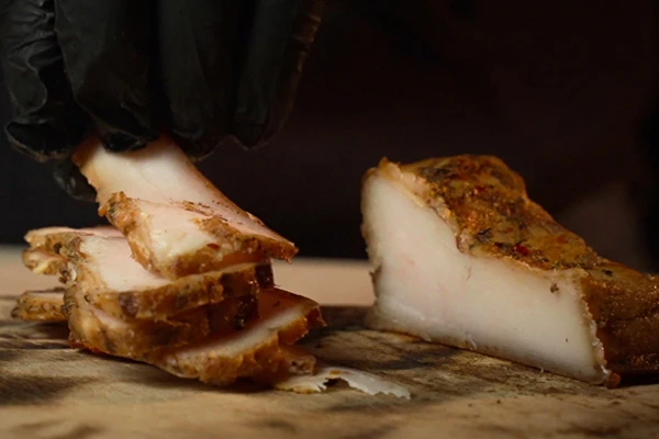 Kūpināts speķis ar garšaugiem