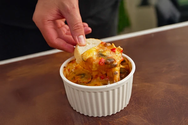 Kūstošs kamamberts ar persiku ievārījumu