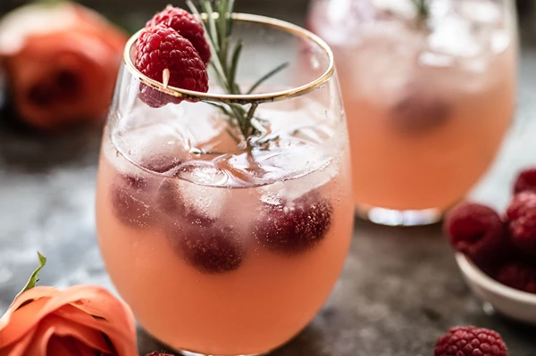 Mājas aveņu vīns - pussaldais