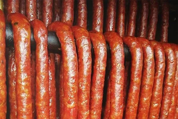 Mājās gatavoti cūkgaļas kabanosi