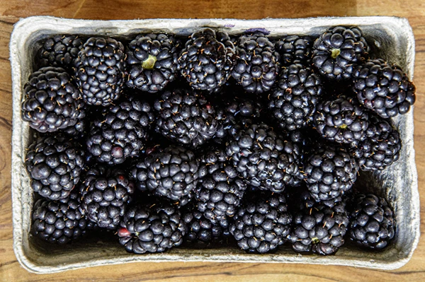 Mājas pussalds kazeņu vīns