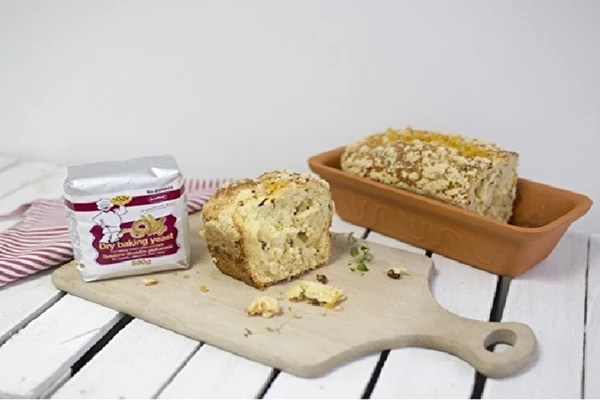 Mājas rauga kūka ar jāņogām un drumstalu