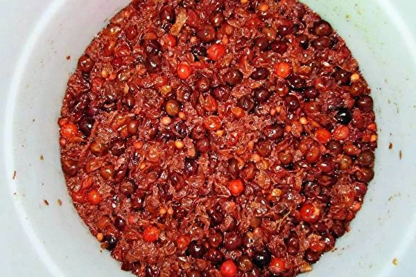 Mājas skābo ķiršu un ērkšķogu vīns