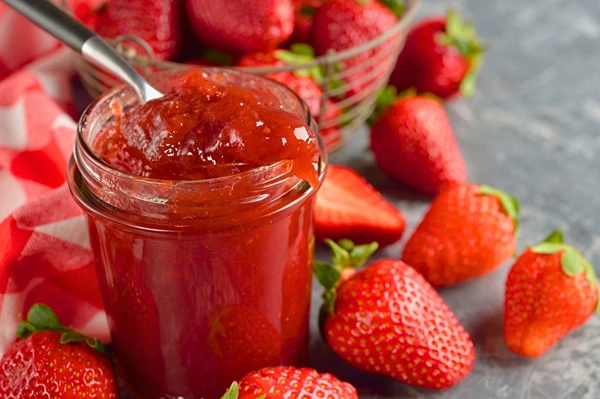 Mājas zemeņu ievārījums ar samazinātu cukura daudzumu