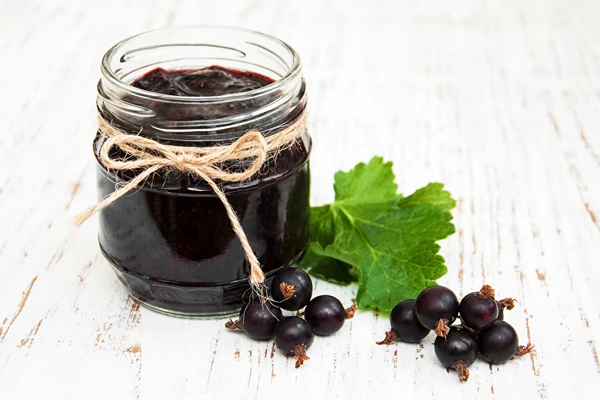 Melnās jāņogas un ābolu ievārījums
