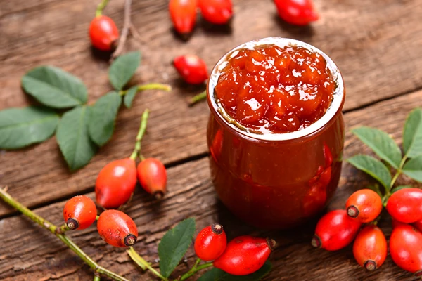 Mežrozīšu augļu konfitūra