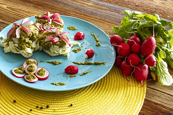 Pesto no redīsu lapām