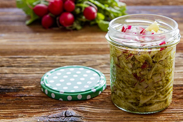 Pesto no redīsu lapām