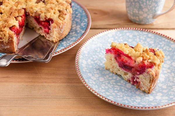 Rauga kūka bez mīcīšanas ar zemenēm