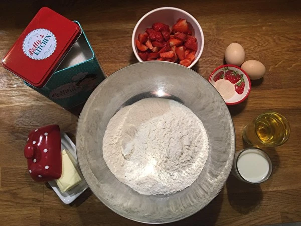 Rauga kūka bez mīcīšanas ar zemenēm