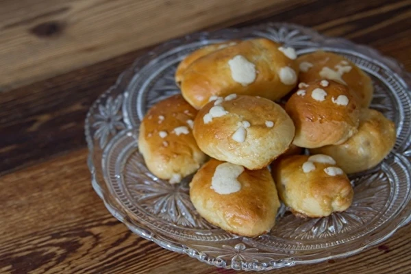 Saldas bulciņas ar plūmēm