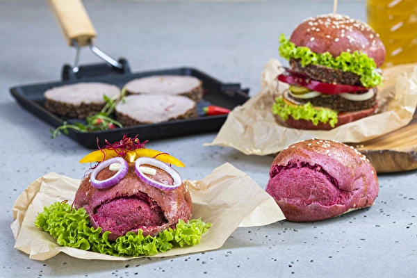 Sarkanas maizītes ar biešu piedevu