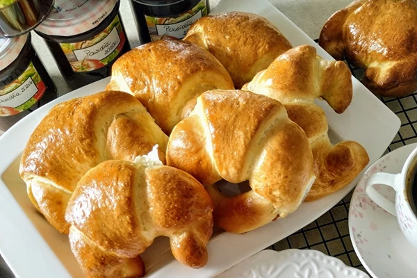 Speltas rauga ragiņi ar plūmju ievārījumu