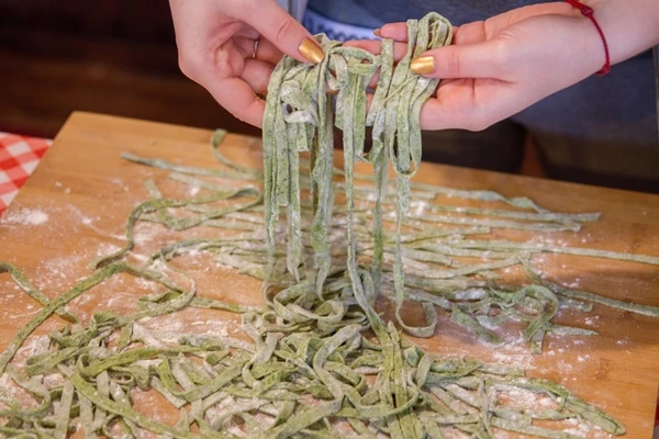Spinātu makaroni ar biezpienu un bekonu