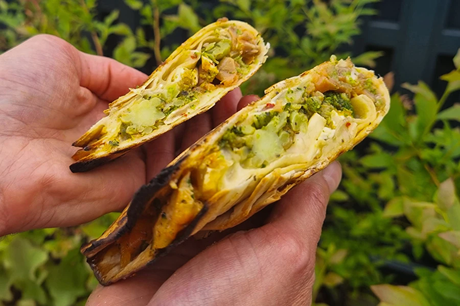 Grilētas tortiljas ar kūpinātu lasi un brokoļiem