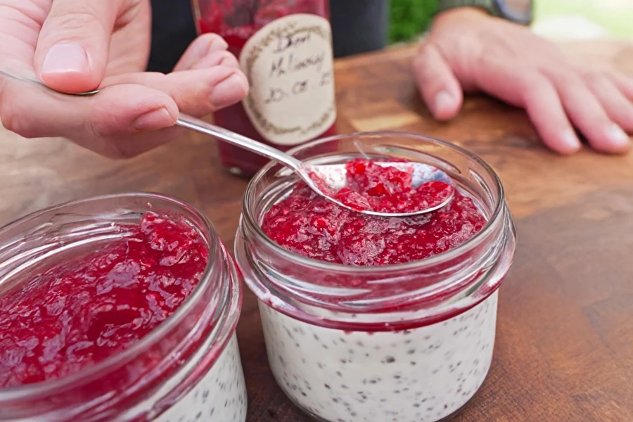 Kokosriekstu čia pudiņš ar aveņu ievārījumu