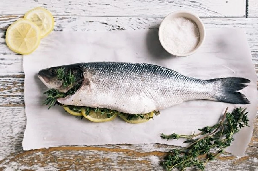 Mājās kūpināta forele dilles sālījumā