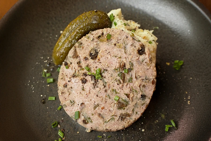 Pusdienu kārbiņa ar cūkgaļas pusdienu desu