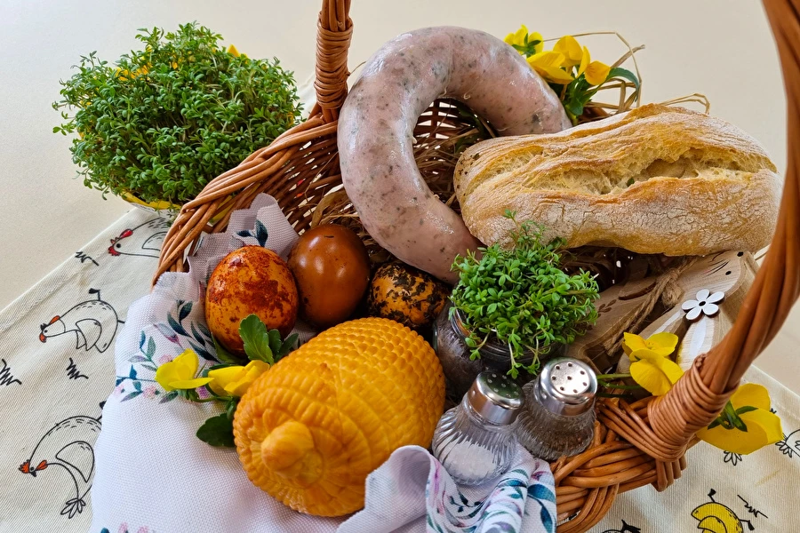 Riņķī satināta baltā desa