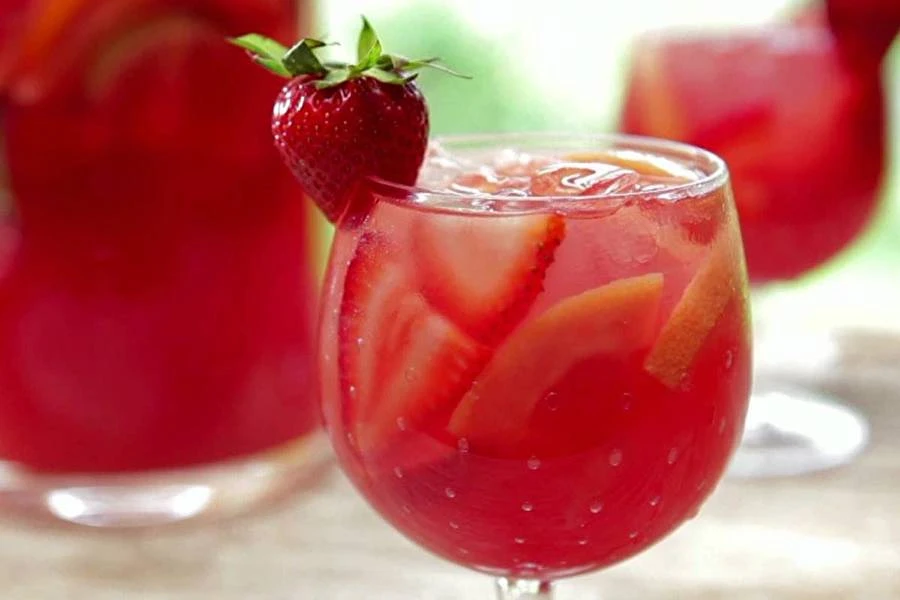 Browin Przepiśnik - Zemeņu vīns ar melnā plūškoka ziedu noti